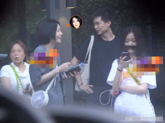 李嫣回國與繼母海哈金喜逛街,二人談心有說有笑關係似好姐妹