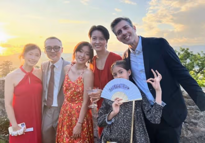 香港女導演嫁印度男星！在國外連辦3天婚禮，梁詠琪一家盛裝出席