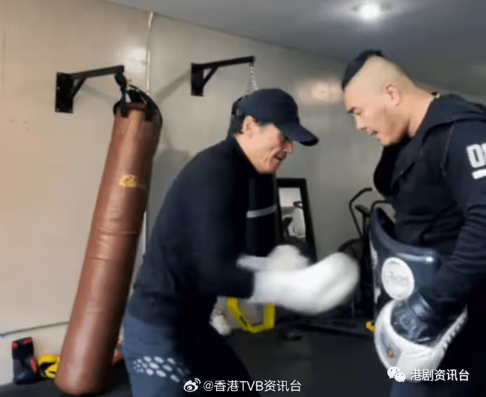 65歲苗僑偉愈老愈型秘訣曝光!內地網民蜂擁激贊:20歲小鮮肉都比唔上