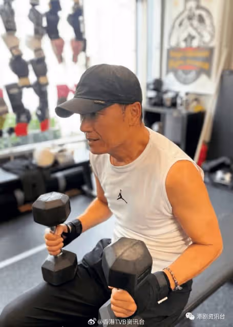 65歲苗僑偉愈老愈型秘訣曝光!內地網民蜂擁激贊:20歲小鮮肉都比唔上