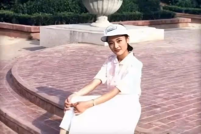 周濤看見給自己做飯的丈夫,嫌棄地說:我們離婚吧!轉頭嫁給富豪