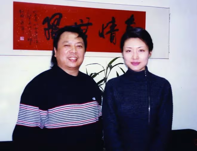 周濤看見給自己做飯的丈夫,嫌棄地說:我們離婚吧!轉頭嫁給富豪