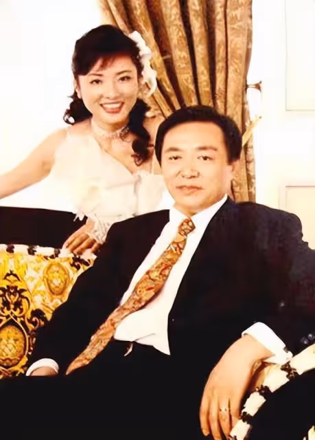 周濤看見給自己做飯的丈夫,嫌棄地說:我們離婚吧!轉頭嫁給富豪