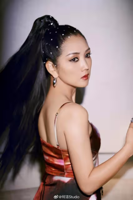 37歲何潔近照瘦了一大圈,穿弔帶裙嫵媚性感,天鵝頸鎖骨窩超養眼