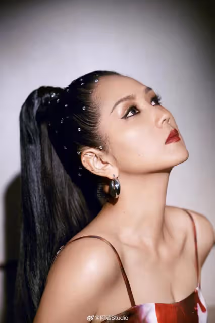37歲何潔近照瘦了一大圈,穿弔帶裙嫵媚性感,天鵝頸鎖骨窩超養眼