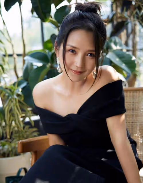 37歲何潔近照瘦了一大圈,穿弔帶裙嫵媚性感,天鵝頸鎖骨窩超養眼