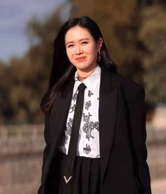 孫藝珍閃耀巴黎,換新髮型變女高學姐,生圖暴露女星的自我修養