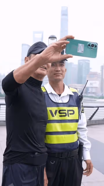 68歲周潤發因為一個表情引發爭議!與路人合影時一秒變臉,被吐槽