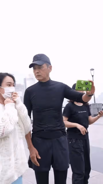 68歲周潤發因為一個表情引發爭議!與路人合影時一秒變臉,被吐槽