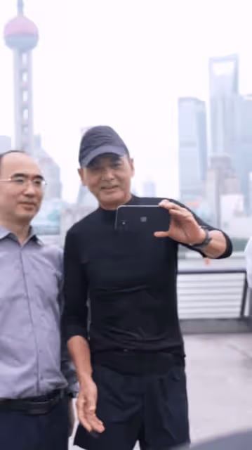 68歲周潤發因為一個表情引發爭議!與路人合影時一秒變臉,被吐槽