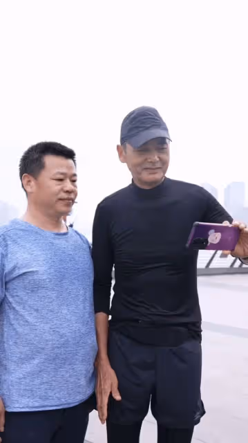 68歲周潤發因為一個表情引發爭議!與路人合影時一秒變臉,被吐槽