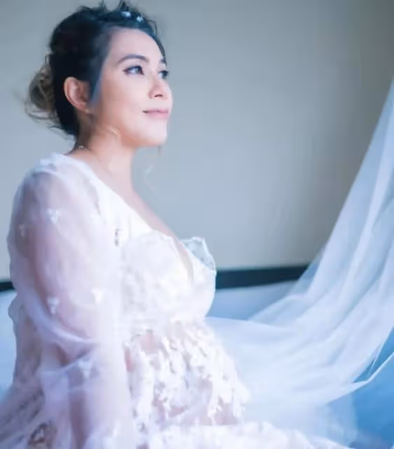 恭喜！港歌手秘密誕子後再度宣布有喜，曾經歷家暴至今仍未敢結婚
