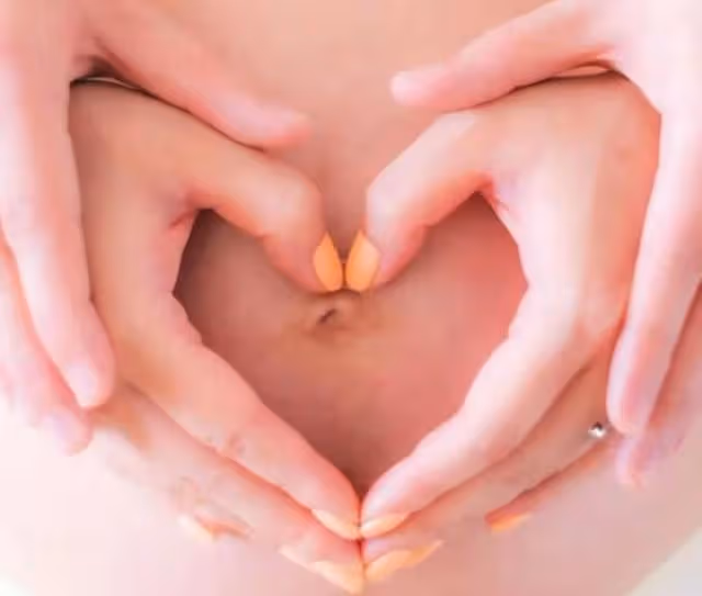 恭喜！港歌手秘密誕子後再度宣布有喜，曾經歷家暴至今仍未敢結婚