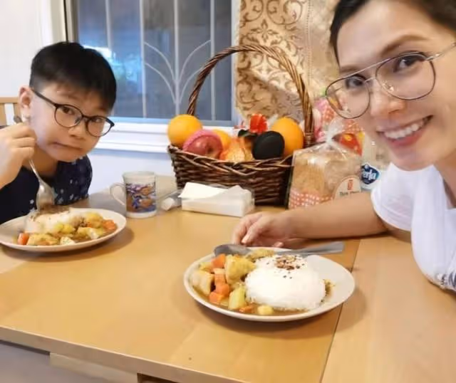 恭喜！港歌手秘密誕子後再度宣布有喜，曾經歷家暴至今仍未敢結婚