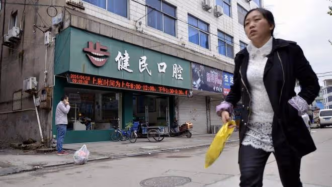 為了替老公還賭債,妻子一天打兩份工,老公:我對不起她