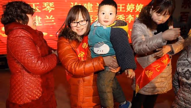 母親單身20年,頻繁帶男人回家同居,兒媳婦:老不正經不要臉