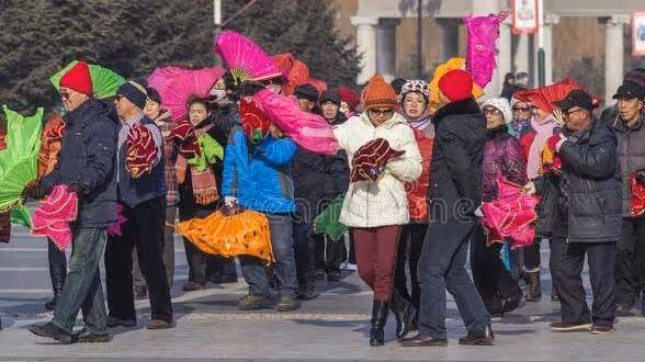 母親單身20年,頻繁帶男人回家同居,兒媳婦:老不正經不要臉
