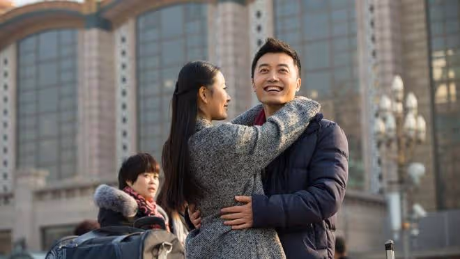 公司老總和妻子離婚後,娶小13歲嬌妻,結果被對方騙光所有家產