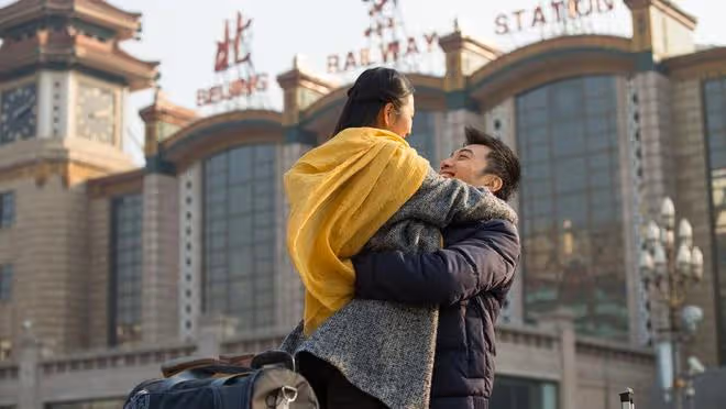 公司老總和妻子離婚後,娶小13歲嬌妻,結果被對方騙光所有家產