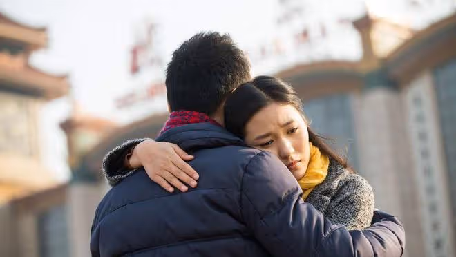 公司老總和妻子離婚後,娶小13歲嬌妻,結果被對方騙光所有家產