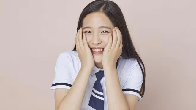 女子帶老公參加同學聚會,三年後才發現,老公是個平庸的男孩
