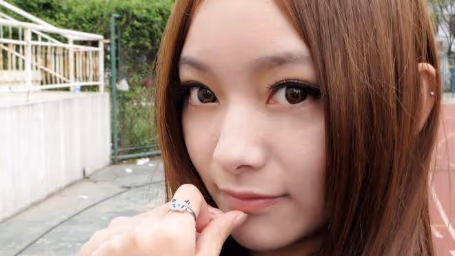 女子帶老公參加同學聚會,三年後才發現,老公是個平庸的男孩