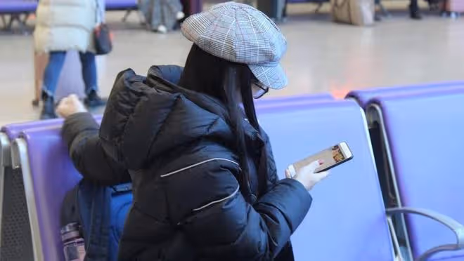 女子帶老公參加同學聚會,三年後才發現,老公是個平庸的男孩