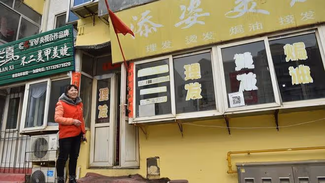 青年老師愛上理髮店老闆娘,遭到母親強烈反對,母親:她心狠手辣