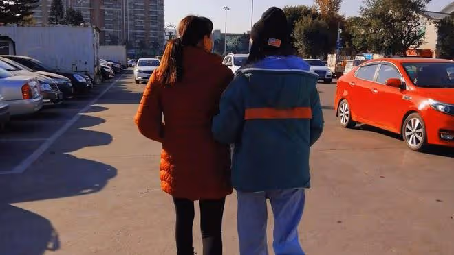 28歲小伙在工廠里當車工,開通抖音直播間,引來眾多女粉絲圍觀