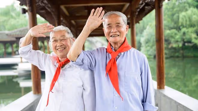 70歲老頭出軌單身女人,將5萬元偷偷轉給對方,老伴:老不正經
