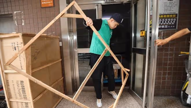 70歲老頭出軌單身女人,將5萬元偷偷轉給對方,老伴:老不正經