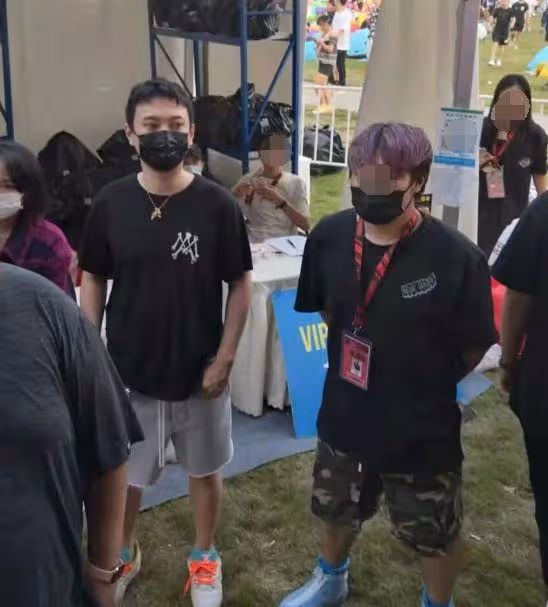 王思聰帶三美女吃日料,女方身材纖細顏值高,疑似又換了新女友