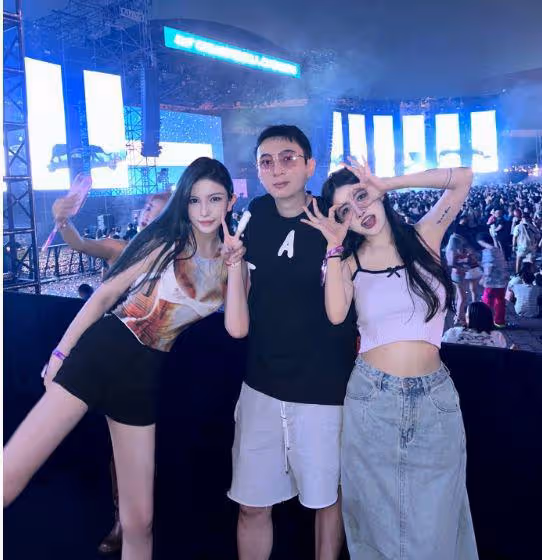 王思聰帶三美女吃日料,女方身材纖細顏值高,疑似又換了新女友