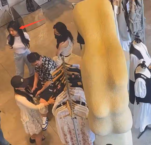 王思聰帶三美女吃日料,女方身材纖細顏值高,疑似又換了新女友