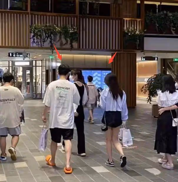 王思聰帶三美女吃日料,女方身材纖細顏值高,疑似又換了新女友