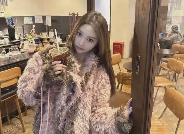 王思聰帶三美女吃日料,女方身材纖細顏值高,疑似又換了新女友
