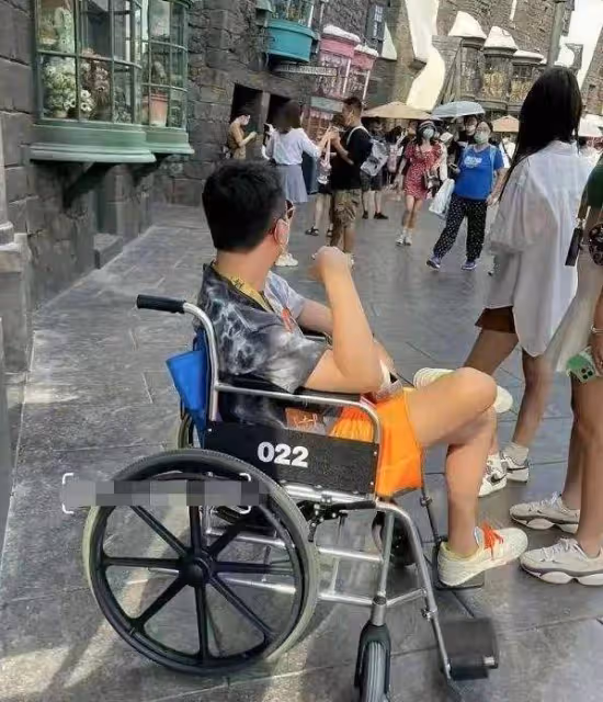 王思聰帶三美女吃日料,女方身材纖細顏值高,疑似又換了新女友