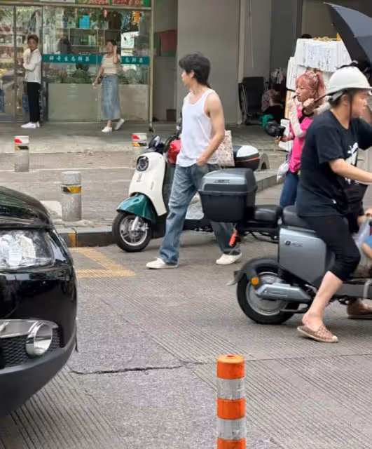 彭昱暢寧波拍戲被偶遇,身材消瘦顏值回春,蹲地上吃早餐接地氣