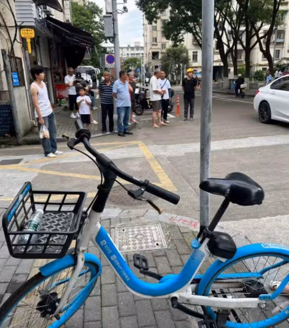 彭昱暢寧波拍戲被偶遇,身材消瘦顏值回春,蹲地上吃早餐接地氣