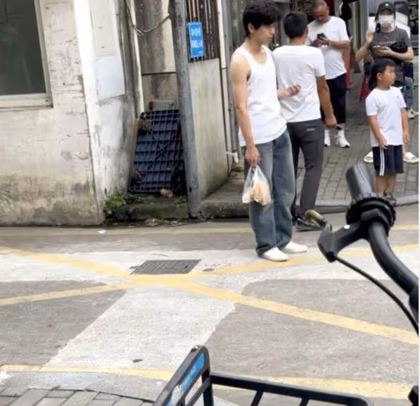 彭昱暢寧波拍戲被偶遇,身材消瘦顏值回春,蹲地上吃早餐接地氣