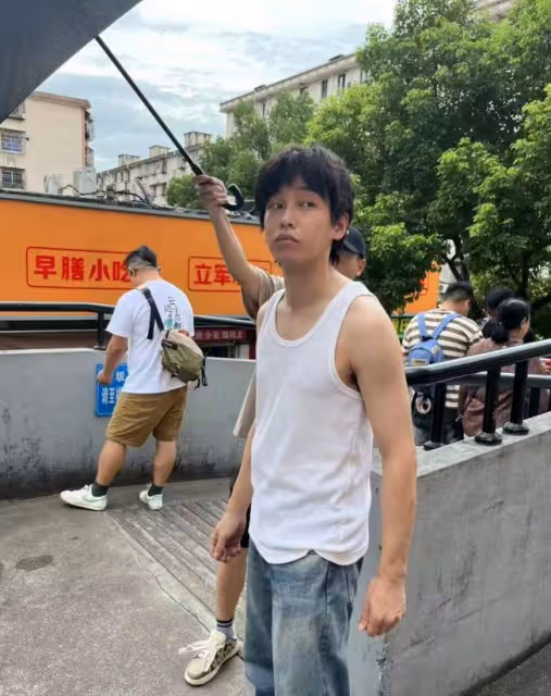 彭昱暢寧波拍戲被偶遇,身材消瘦顏值回春,蹲地上吃早餐接地氣