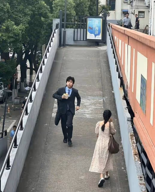 彭昱暢寧波拍戲被偶遇,身材消瘦顏值回春,蹲地上吃早餐接地氣
