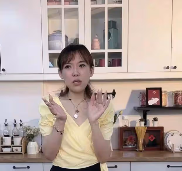 浪胃仙吃大排檔被偶遇,身材暴瘦面部詭異,夏天披絲巾不怕熱