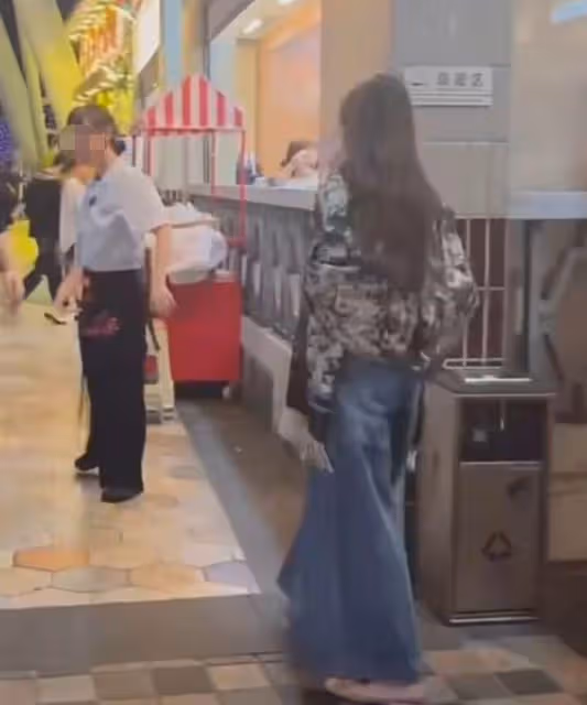 浪胃仙吃大排檔被偶遇,身材暴瘦面部詭異,夏天披絲巾不怕熱