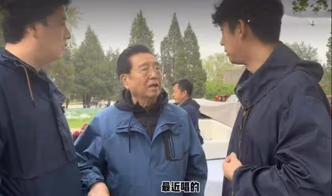 84歲李雙江近況引擔憂,顫顫巍巍站不穩,每月拿3萬仍賣力商演