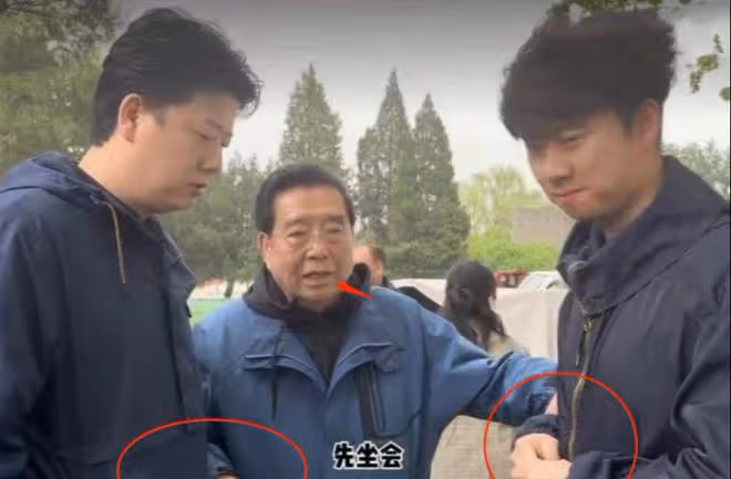 84歲李雙江近況引擔憂,顫顫巍巍站不穩,每月拿3萬仍賣力商演