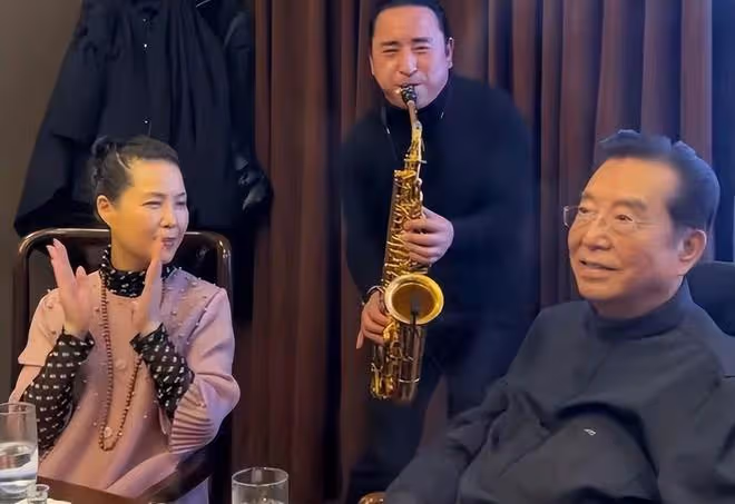 84歲李雙江近況引擔憂,顫顫巍巍站不穩,每月拿3萬仍賣力商演