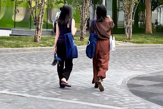 李嫣與金喜逛街被偶遇!身材曼妙力壓後媽,被傳喊張柏芝「阿姨