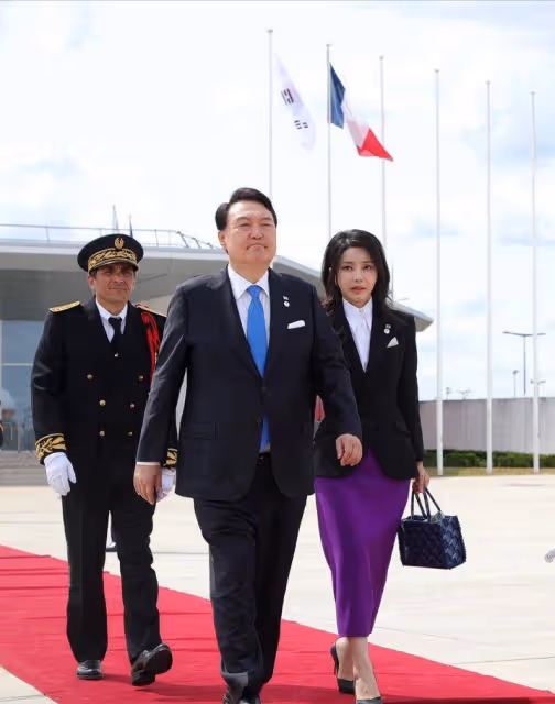 國外第一夫人將再次訪問國外!穿紫色連衣裙太美了,多變的風格罕見又驚艷