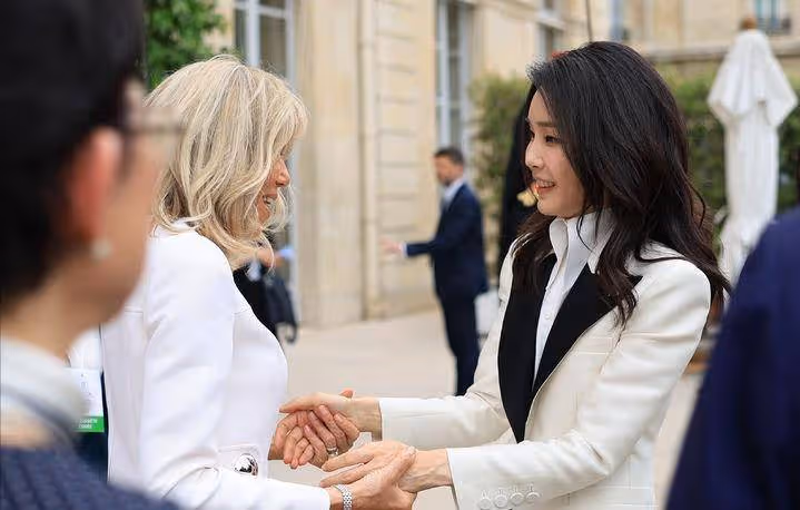 國外第一夫人將再次訪問國外！穿紫色連衣裙太美了，多變的風格罕見又驚艷
